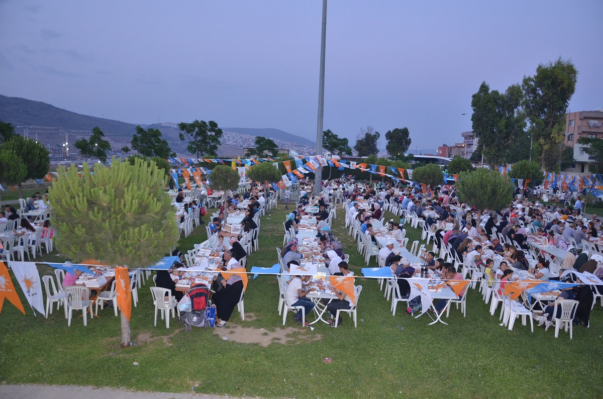 Ak Parti İzmir Milletvekili Adayı Ceyda Bölünmez Çankırı: “MİLLLETİMİZLE ARAMIZA MESAFE KOYMAYIZ”