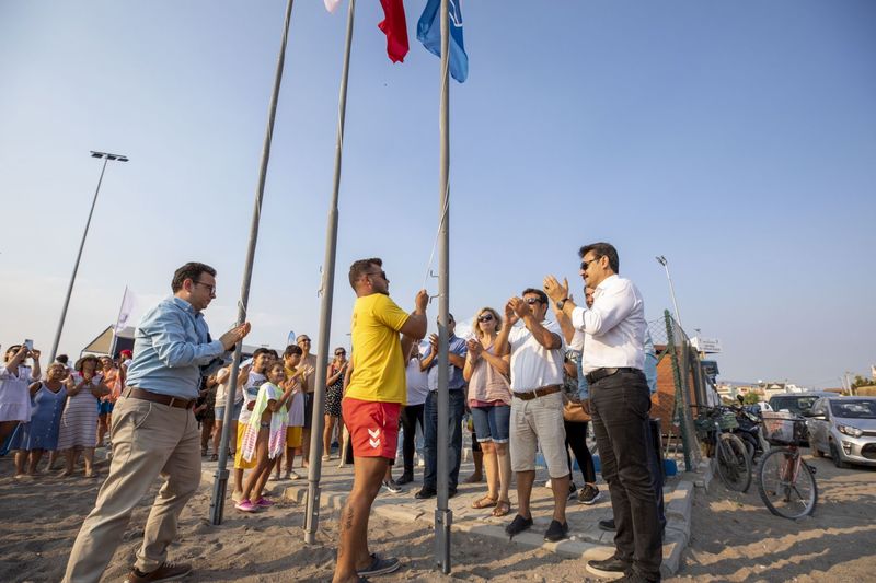 Dikili plajlarına 2 Mavi Bayrak daha eklendi