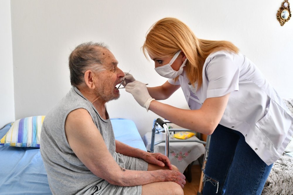 EVDE BAKIM HİZMETİNE DİŞ SAĞLIĞI DA EKLENDİ