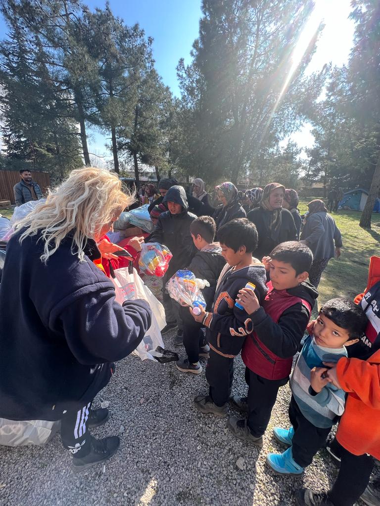 'SİZ YALNIZ DEĞİLSİNİZ BİZ BURADAYIZ GRUBU' ACIYA 'MERHEM' OLUYOR