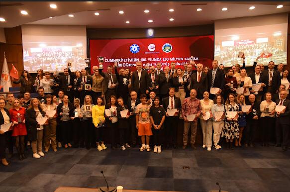 Alptekin Ailesini Gururlandıran Ödül