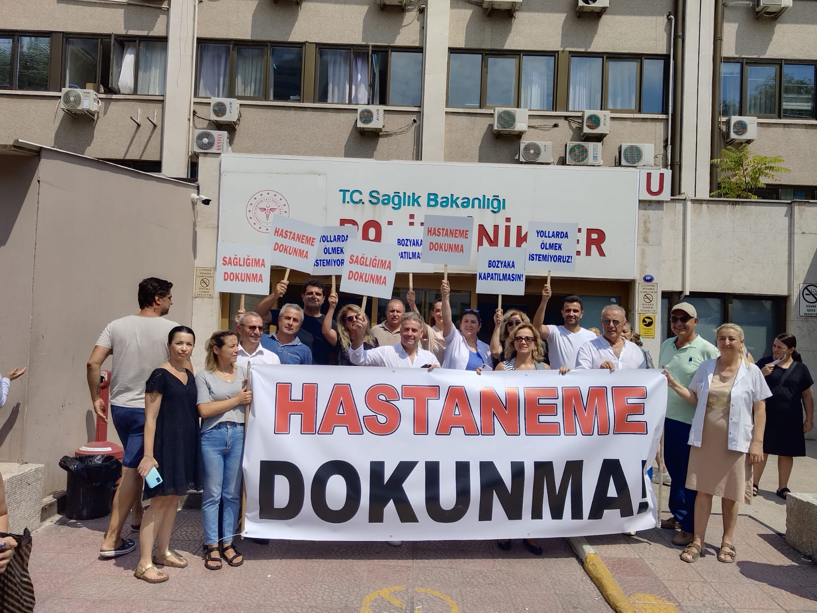 Karabağlar Kent Konseyi üyeleri ve STK Temsilcileri Bozyaka Hastanesi için eylem: HASTANE KAPATILMASIN