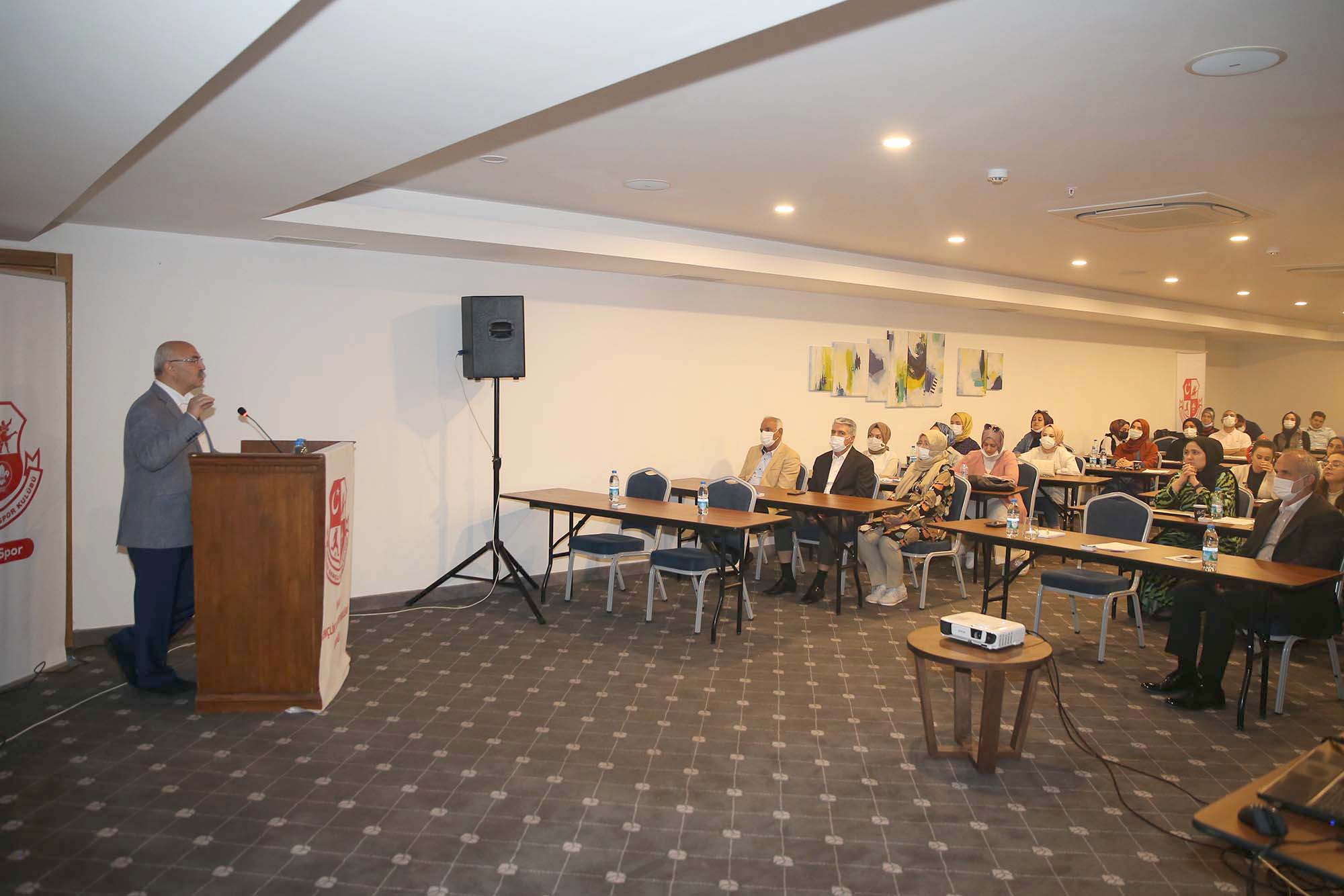 Vali Köşger’den Gençlere Tavsiye: “Önce Kendinize Güvenin”