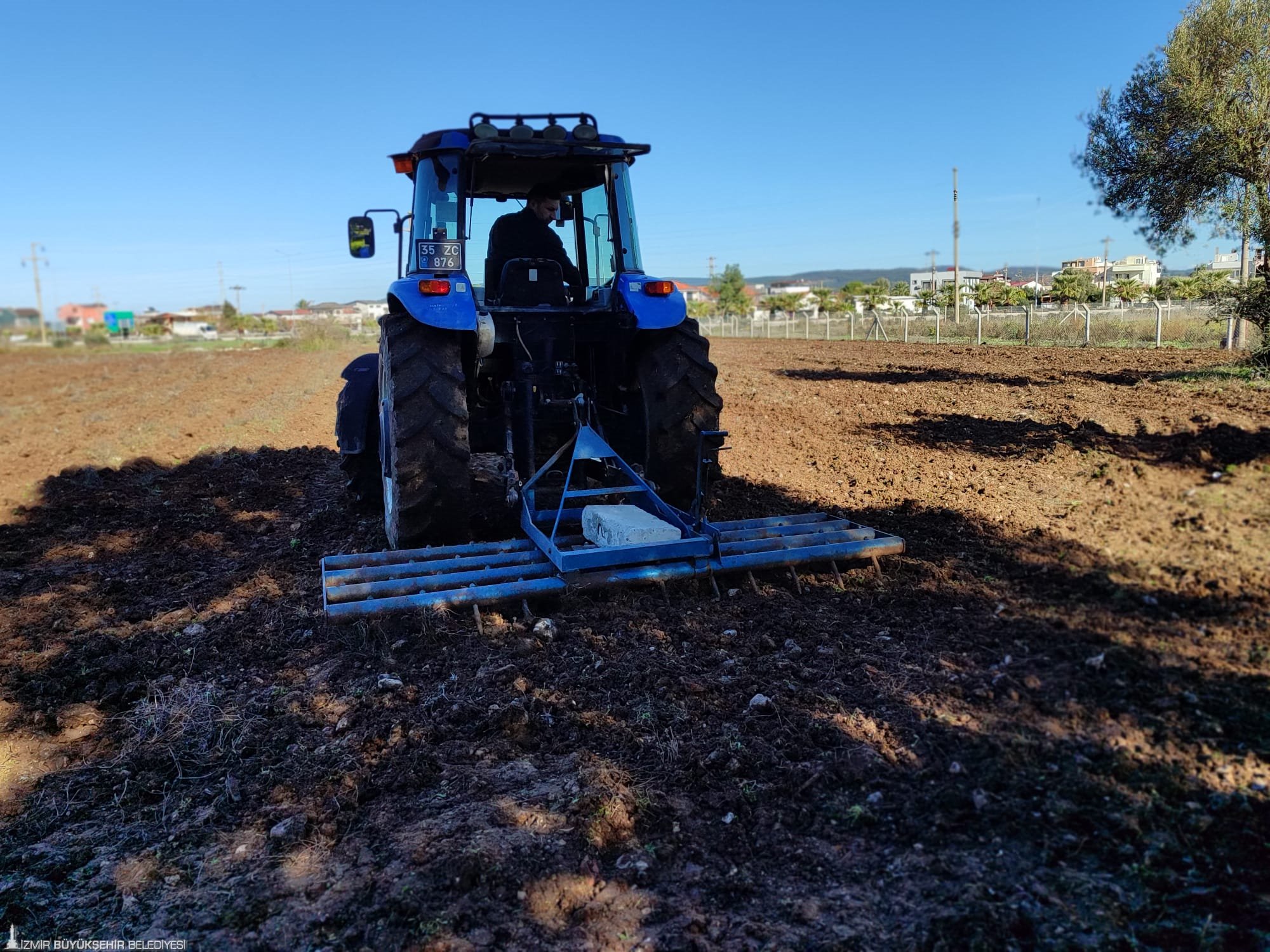 İzmir Büyükşehir çiftçi için arazilerini üretime kazandırdı