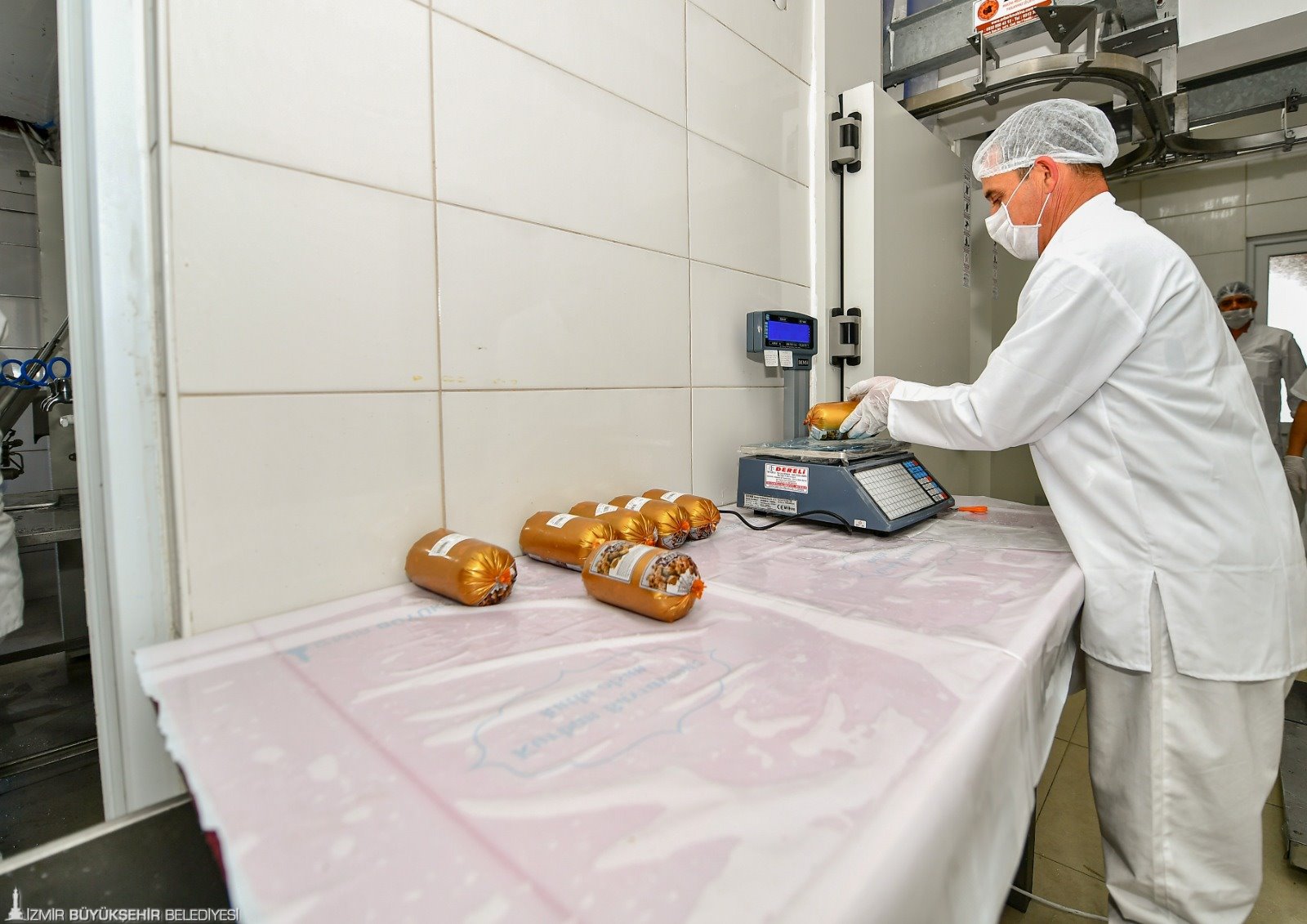 Büyükşehir gıda paketlerine kavurma da ekledi