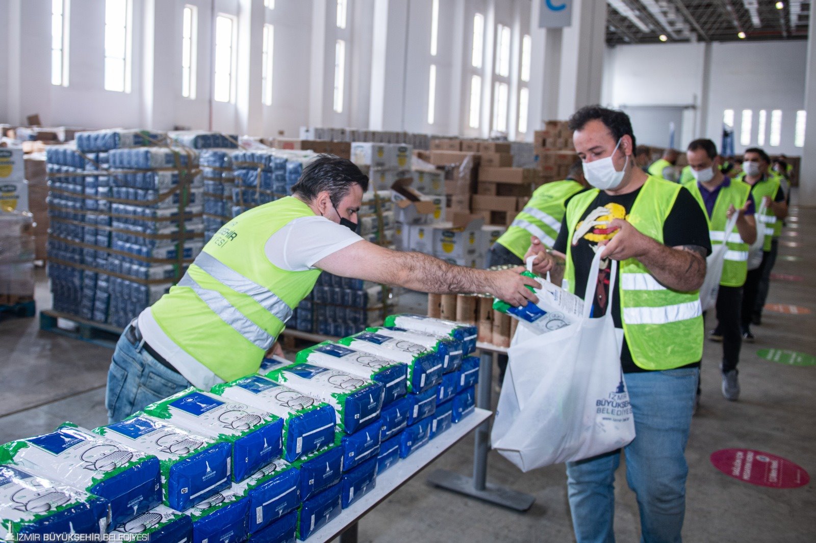 İzmir Büyükşehir Belediyesi hem üreticiye hem dar gelirli ailelere destek oluyor