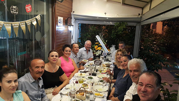 ÇEYREK ASIRLIK BAŞKANA COŞKULU YENİ YAŞ KUTLAMASI