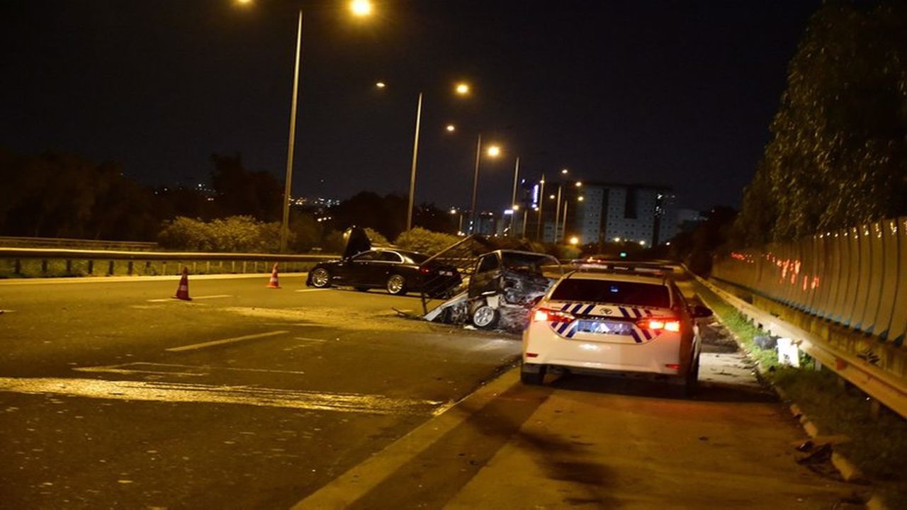 Otomobilin çarptığı kamyonet takla atıp alev aldı: 1'i ağır, 2 yaralı