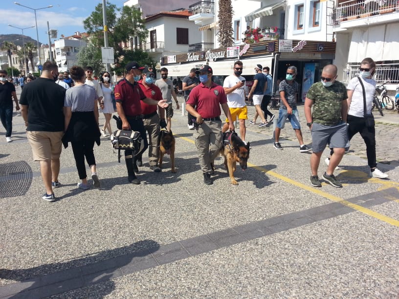 Foça'da atlı polisler...