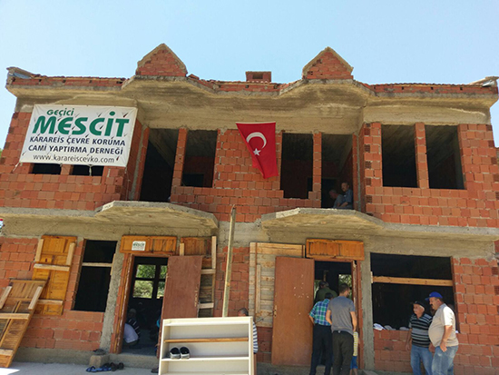 Karaburun'daki Görüntü İçler Acıtıyor: "İnşaat Alanında Cuma Namazı"