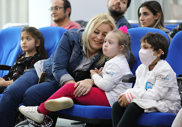 Lösemiyi yenip pastayla kutladılar