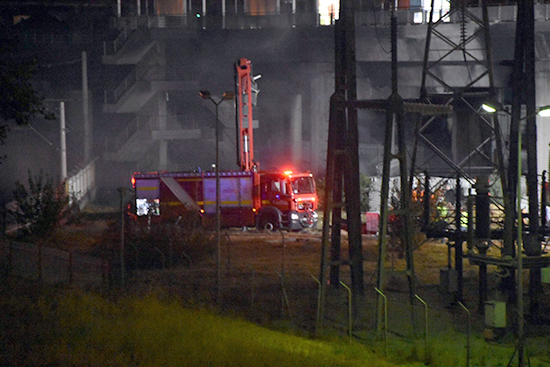 Metro istasyonunun yakınında yangın çıktı, seferler durduruldu
