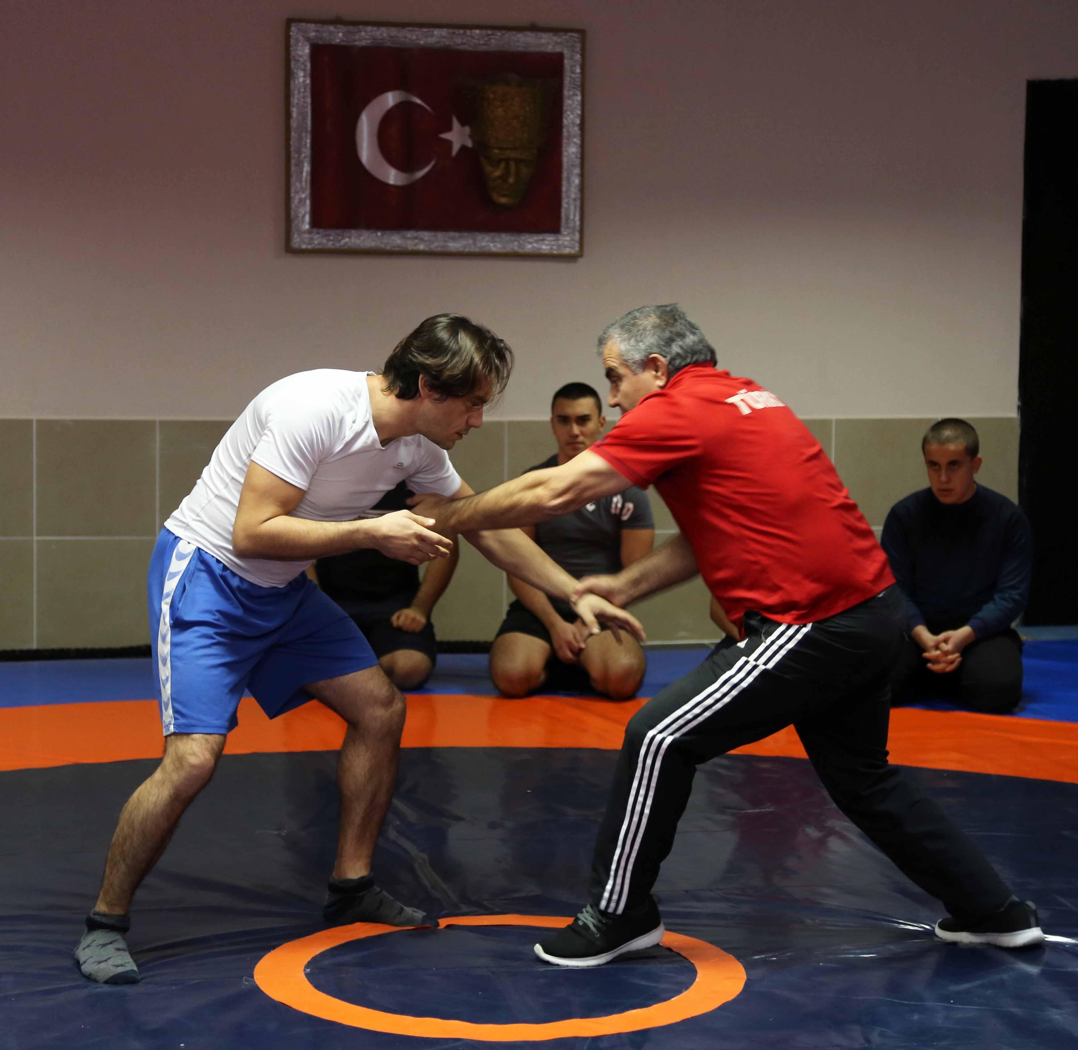 Genç ve başarılı güreşçiler  Karabağlar'da yetişecek