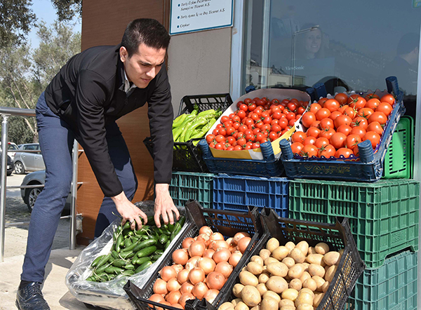 İzmir'de 'aracısız' market: Hem üretici hem tüketici kazanıyor