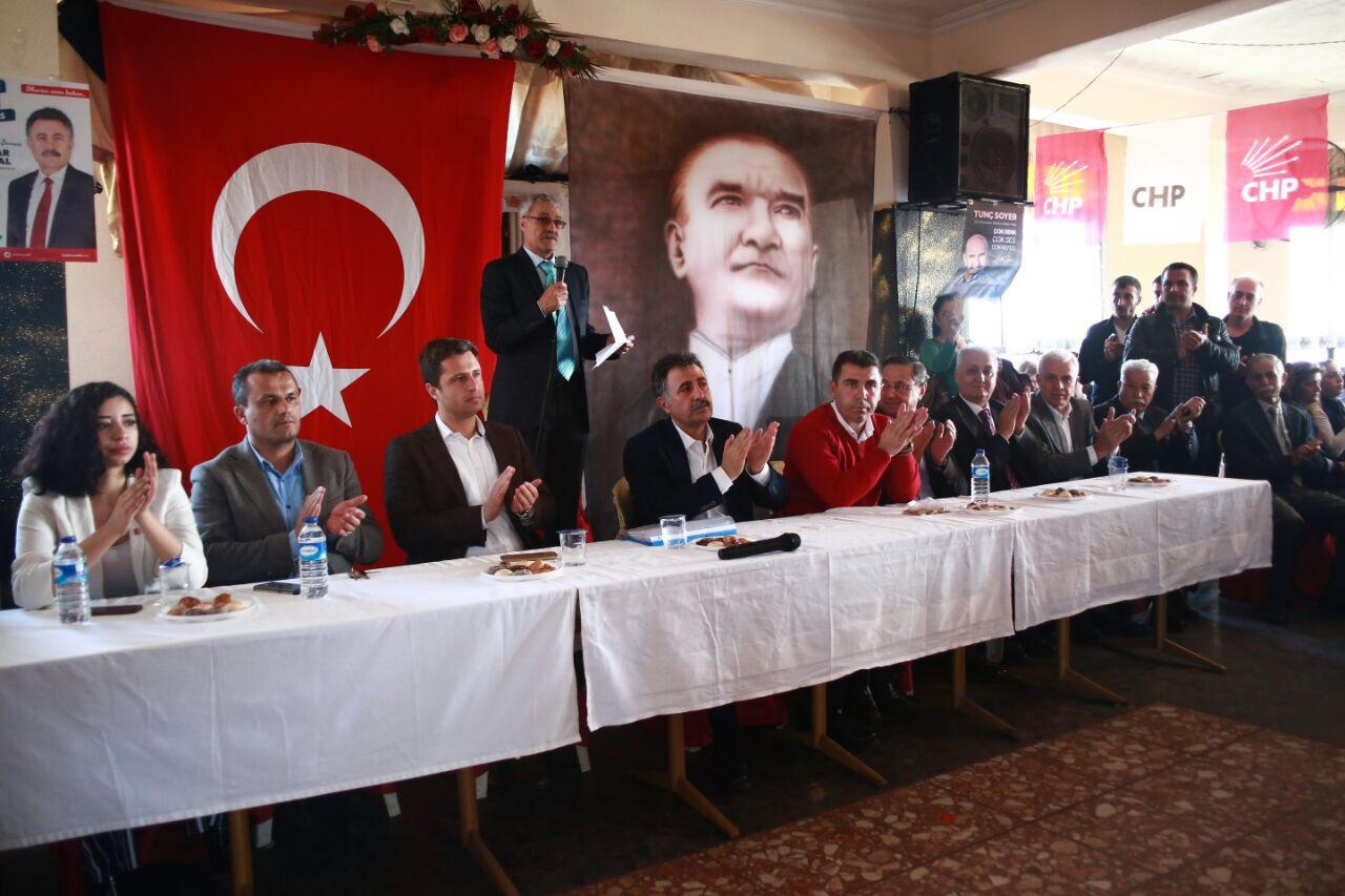 Bayraklı'da rozet şov! AK Parti'den CHP'ye 800 kişi katıldı