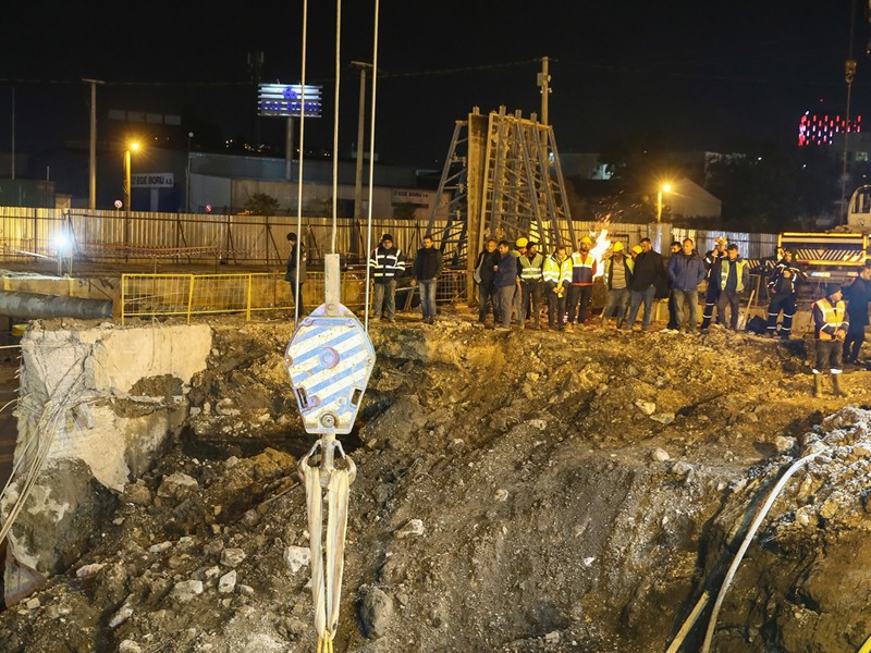 Göçük altında kalan işçilerden ses yok