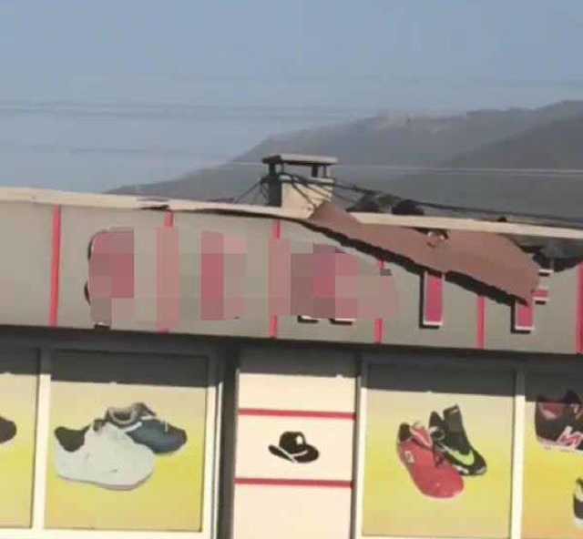 İzmir'de şiddetli rüzgar hayatı olumsuz etkiledi