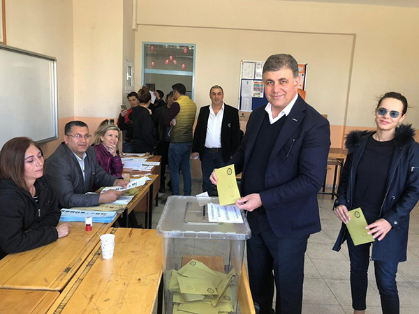 İzmir'de siyasiler oylarını kullandı