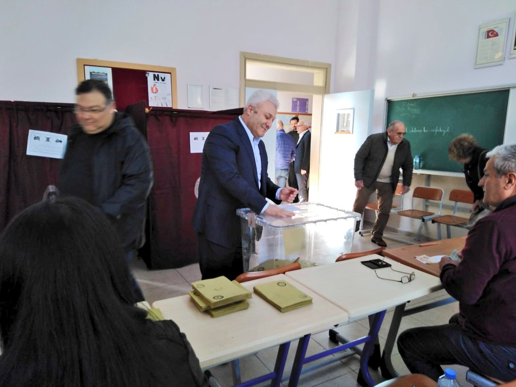 İzmir'de siyasiler oylarını kullandı