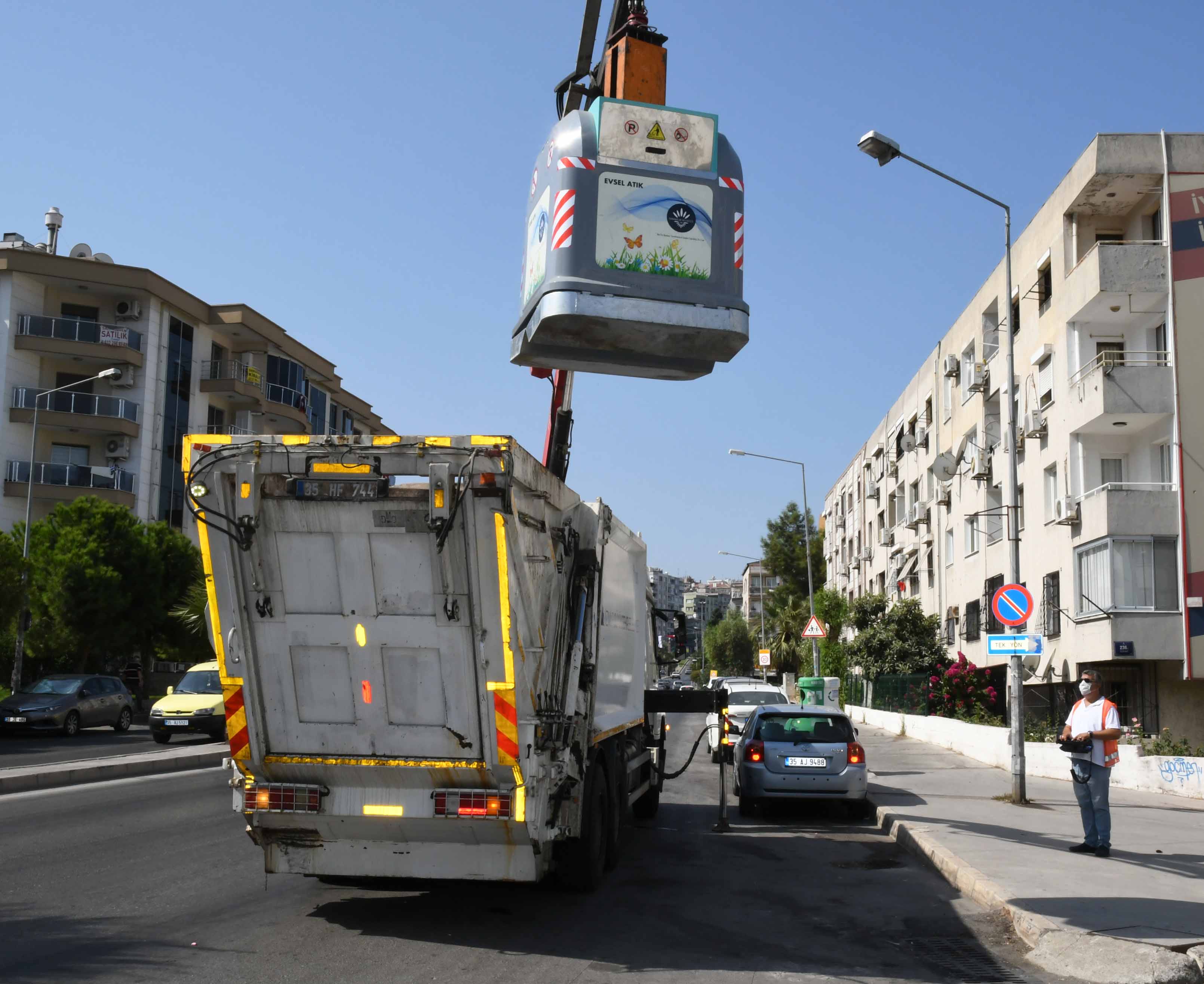 Karabağlar’da yeni çöp konteynerlerin dağıtımı sürüyor
