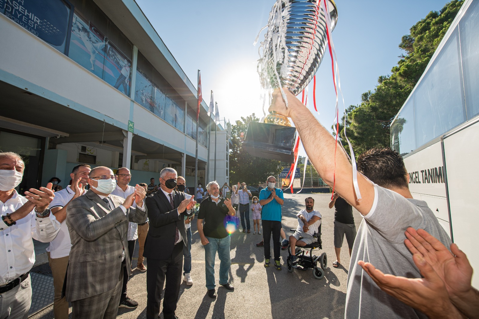 Şampiyonlara İzmir marşıyla coşkulu karşılama