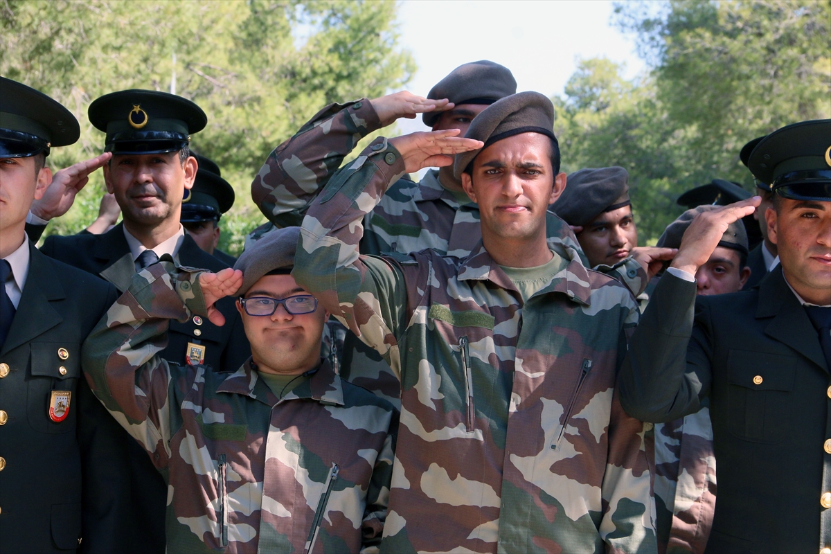 1 günlüğüne asker oldular