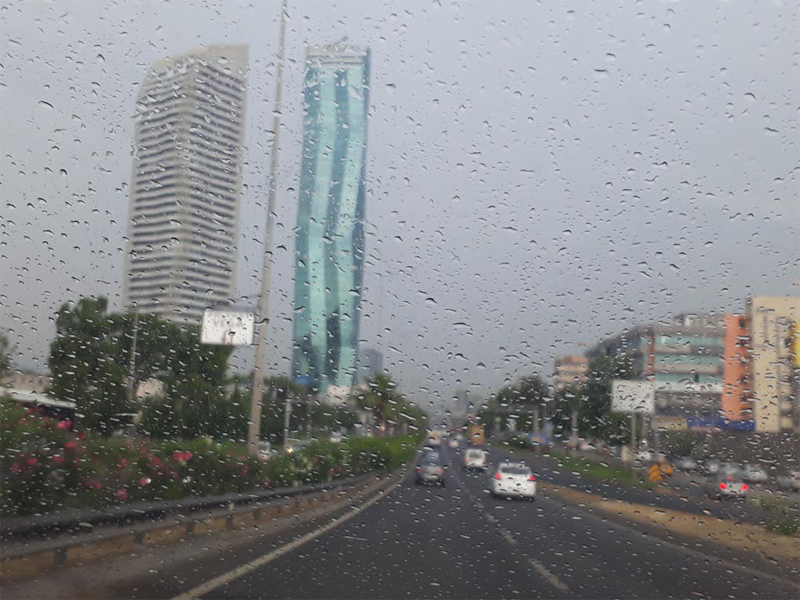 İzmir'de sağanak yaşamı olumsuz etkiledi