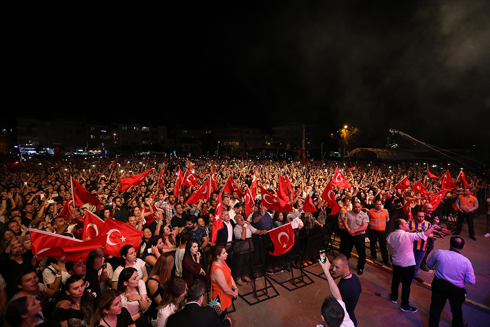 Buca'dan Haluk Levent rüzgarı geçti