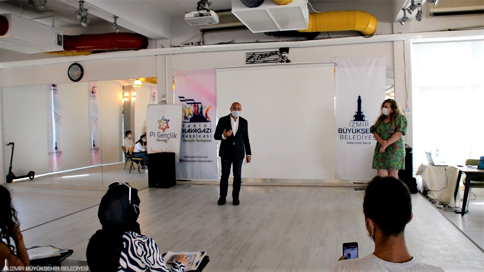 Gençlik derneklerinin temsilcileri İzmir'de buluştu