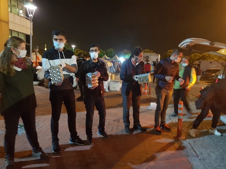 İzmir’de depremzedelere destek çığ gibi