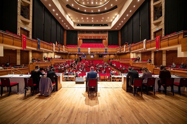 Başkan Soyer yılın son meclisinde konuştu: "Biz siyasetle zenginleşen siyasetçilerden değiliz"