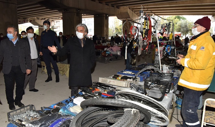 Bornova pazarlarında denetimler devam ediyor