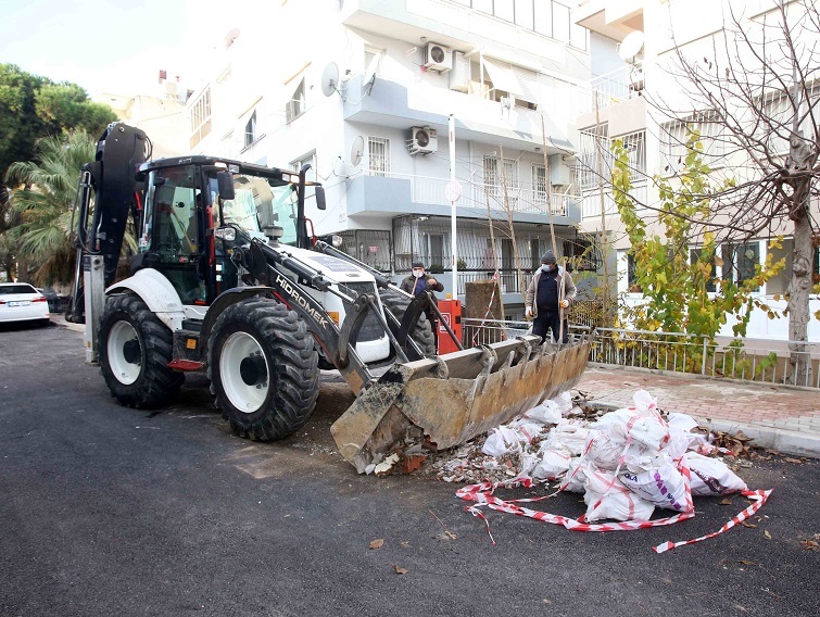 Karabağlar Belediyesi ekipleri hafta sonu alanlarda