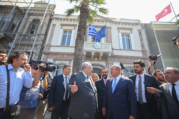 Türk ve Yunan Dışişleri bakanları İzmir'de bir araya geldi
