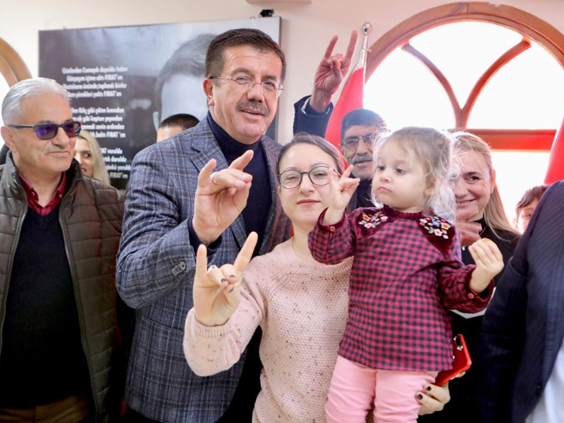 Zeybekci'ye zeybekli karşılama