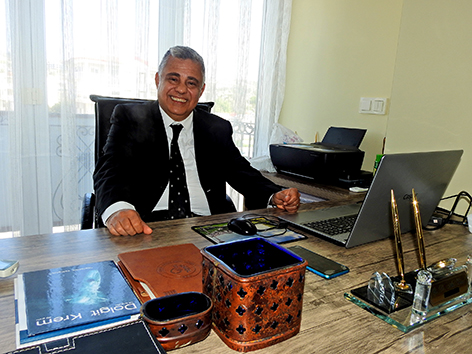 Op. Dr. Atıl Birol,  Çeşme'de muayenehane açtı... İlk muayene Semiha Yankı ve Salih Güney'e