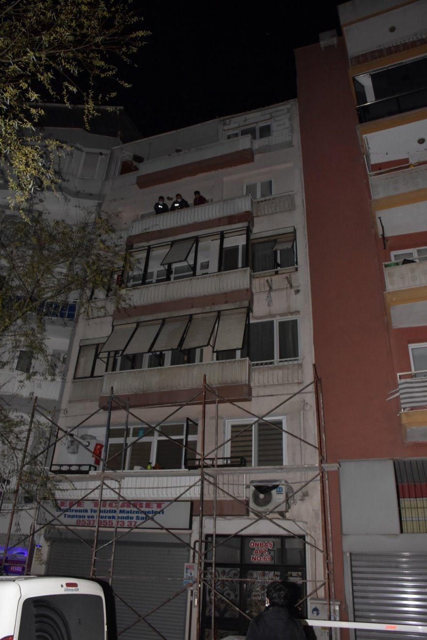 Eski sevgilisinin oğlundan kaçarken balkondan düşüp ağır yaralandı