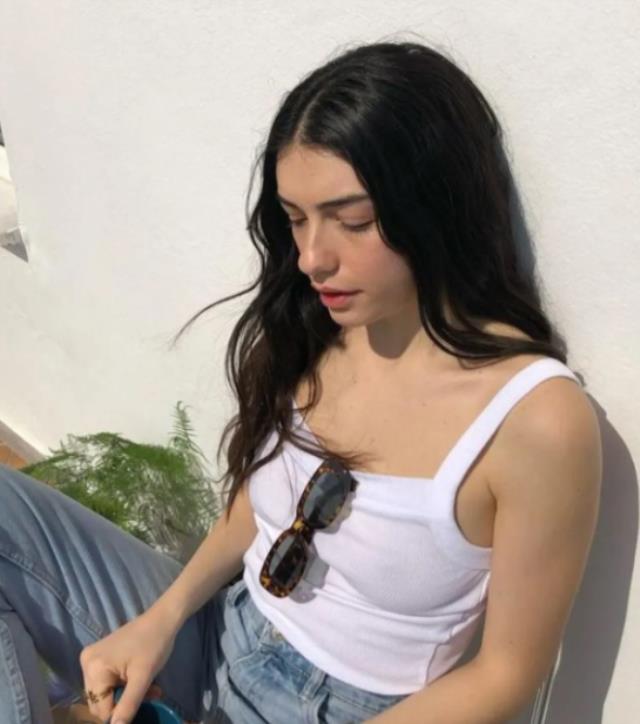 "Bahar gelsin" diyen Hazar Ergüçlü, art arda sütyensiz pozlarını paylaştı