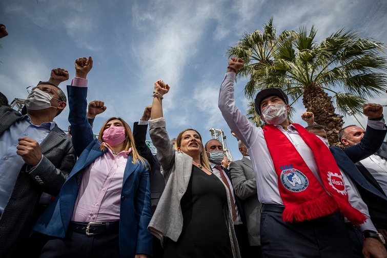 İzmir Büyükşehir Belediyesi çalışanları 1 Mayıs'ı toplu sözleşmeyle kutladı