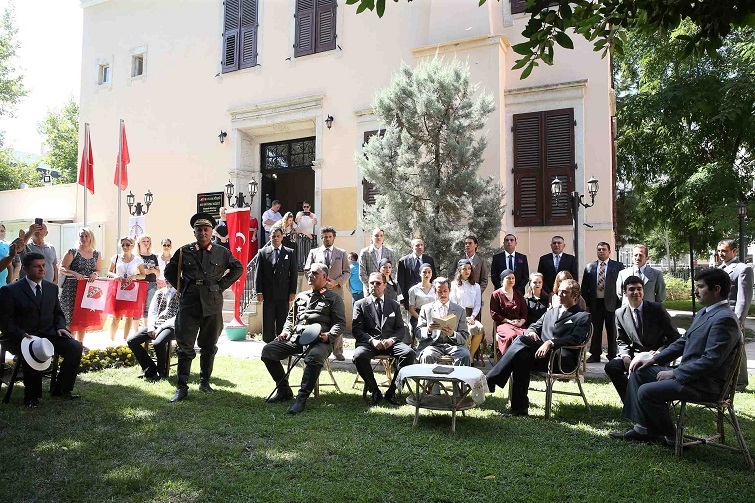 Karşıyaka tek yürek: Ay-Yıldız var göğsümüzde!