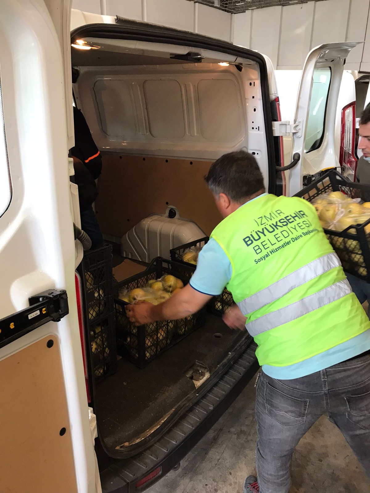 Büyükşehir'den hem üreticiye hem de ihtiyaç sahiplerine destek