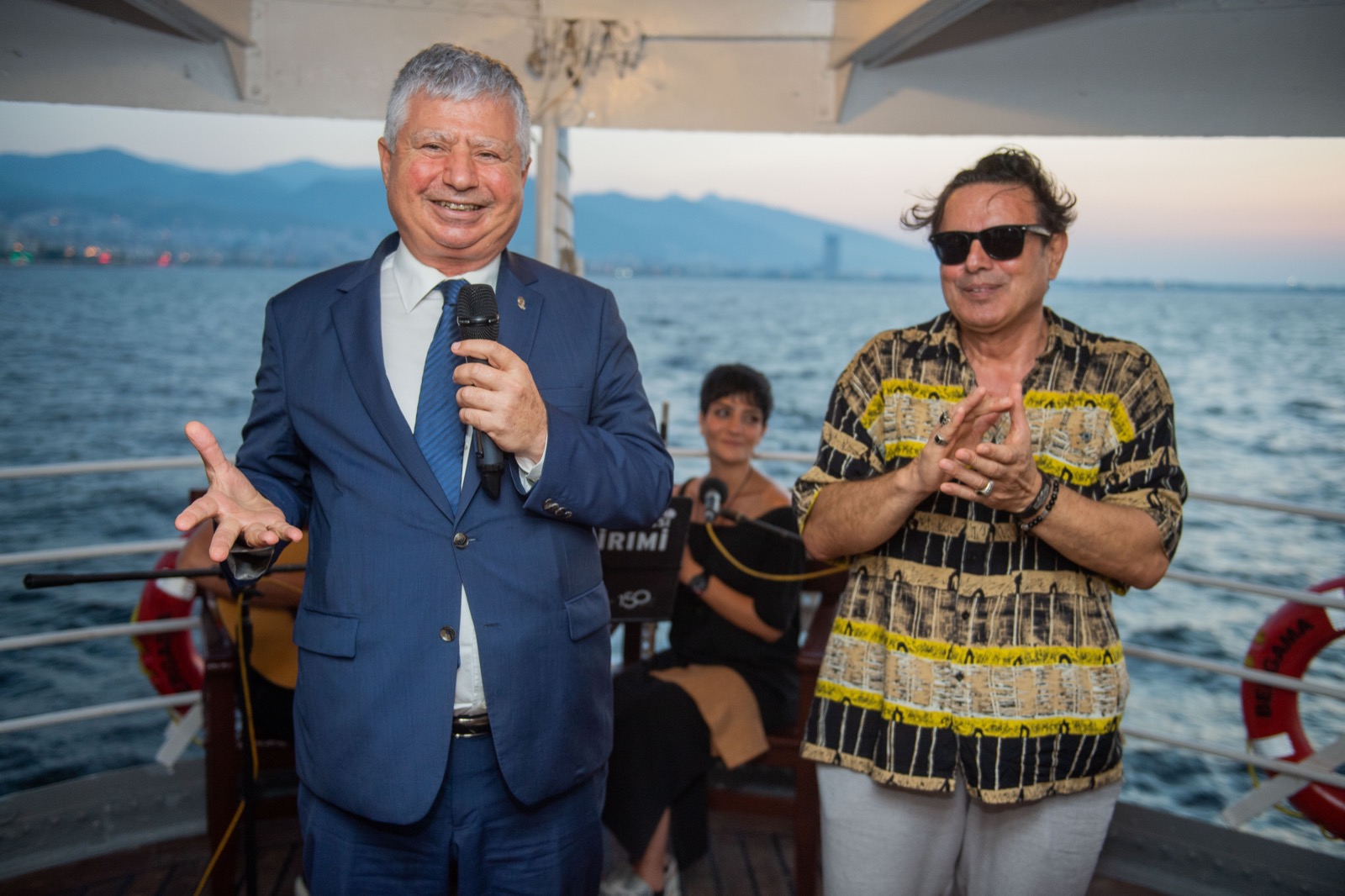 Özuslu, Şiir Hatları etkinliğine katıldı: Sanatı kendimize rehber ediniyoruz