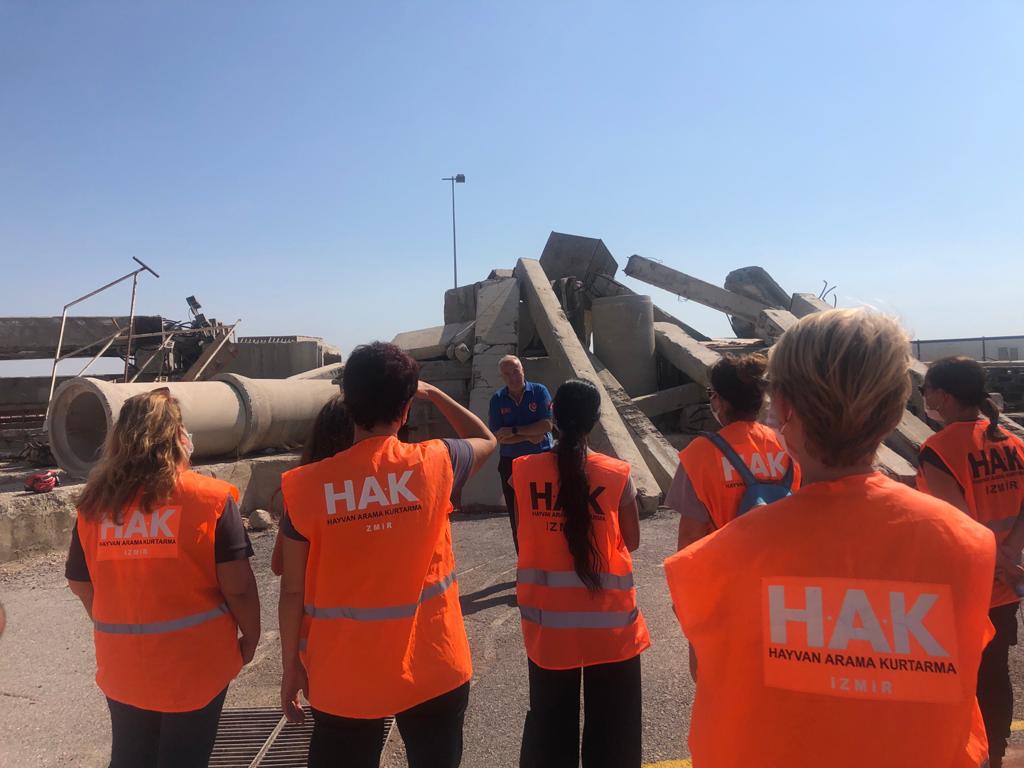 İzmir İtfaiyesi'nden afette kurtarılacak can dostlar için eğitim