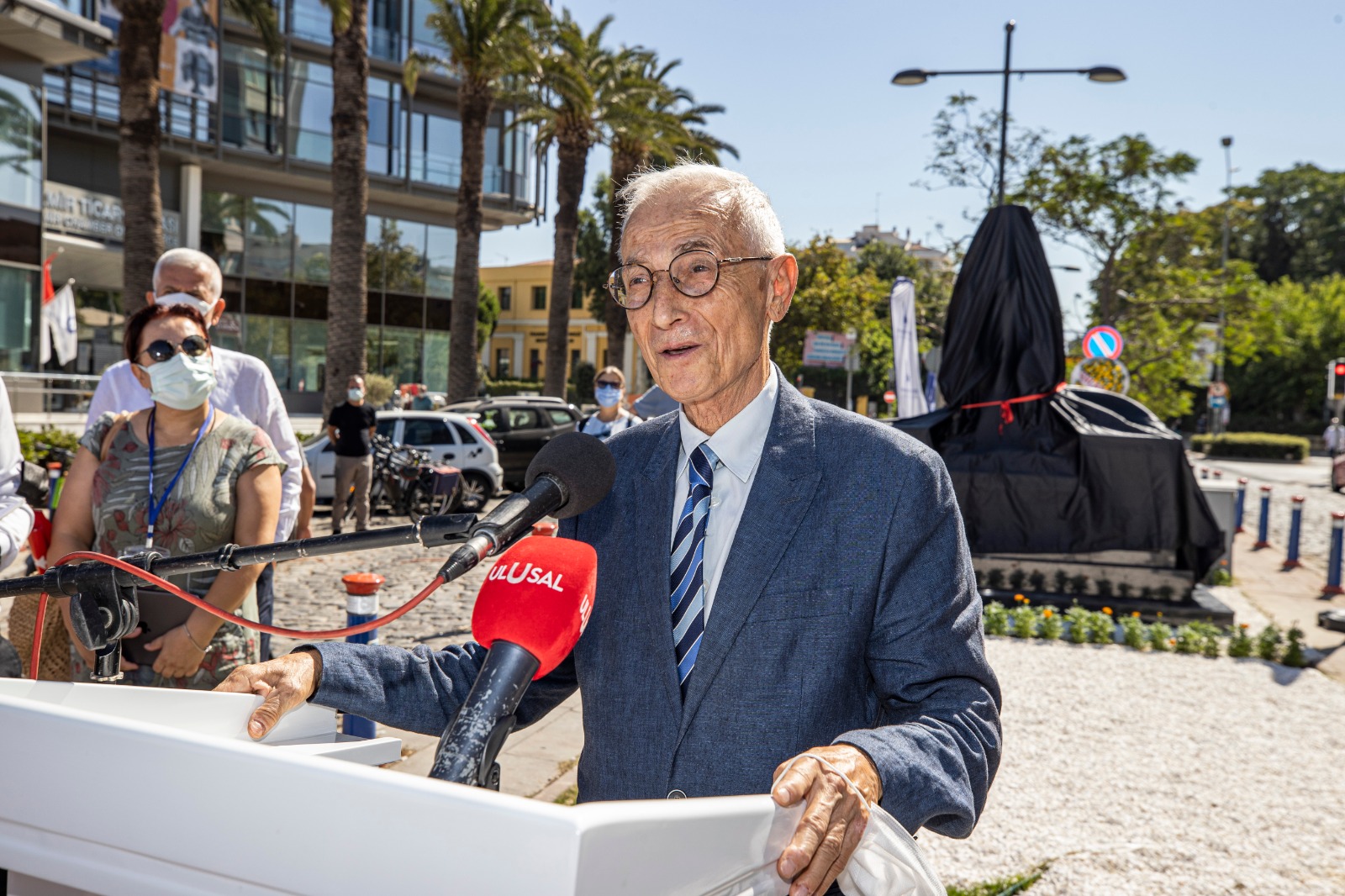 Başkan Soyer Tıbbiyeli Hikmet heykelini açtı