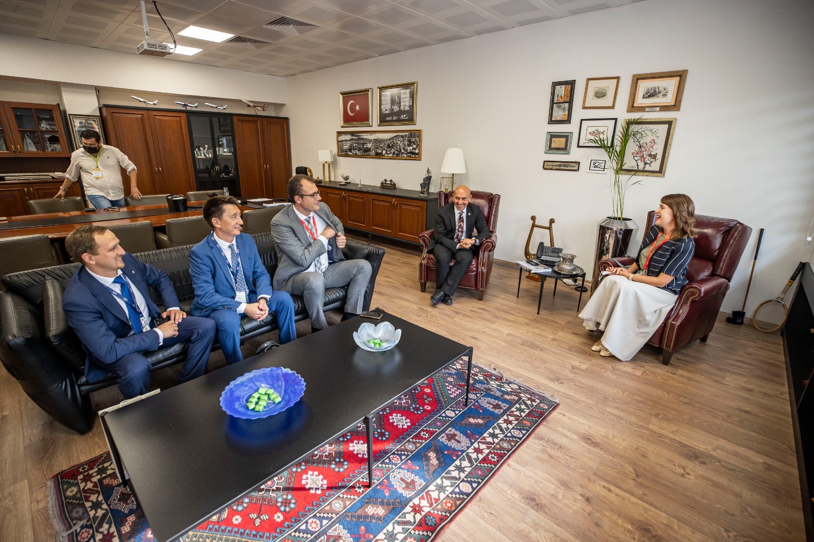 Başkan Soyer uluslararası Kültür Zirvesi’nin konuklarıyla bir araya geldi