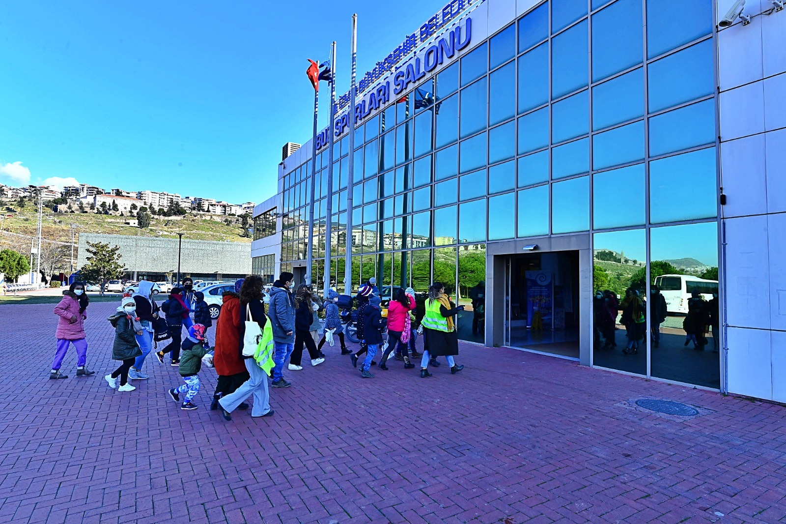 Kadifekaleli çocuklara karne hediyesi