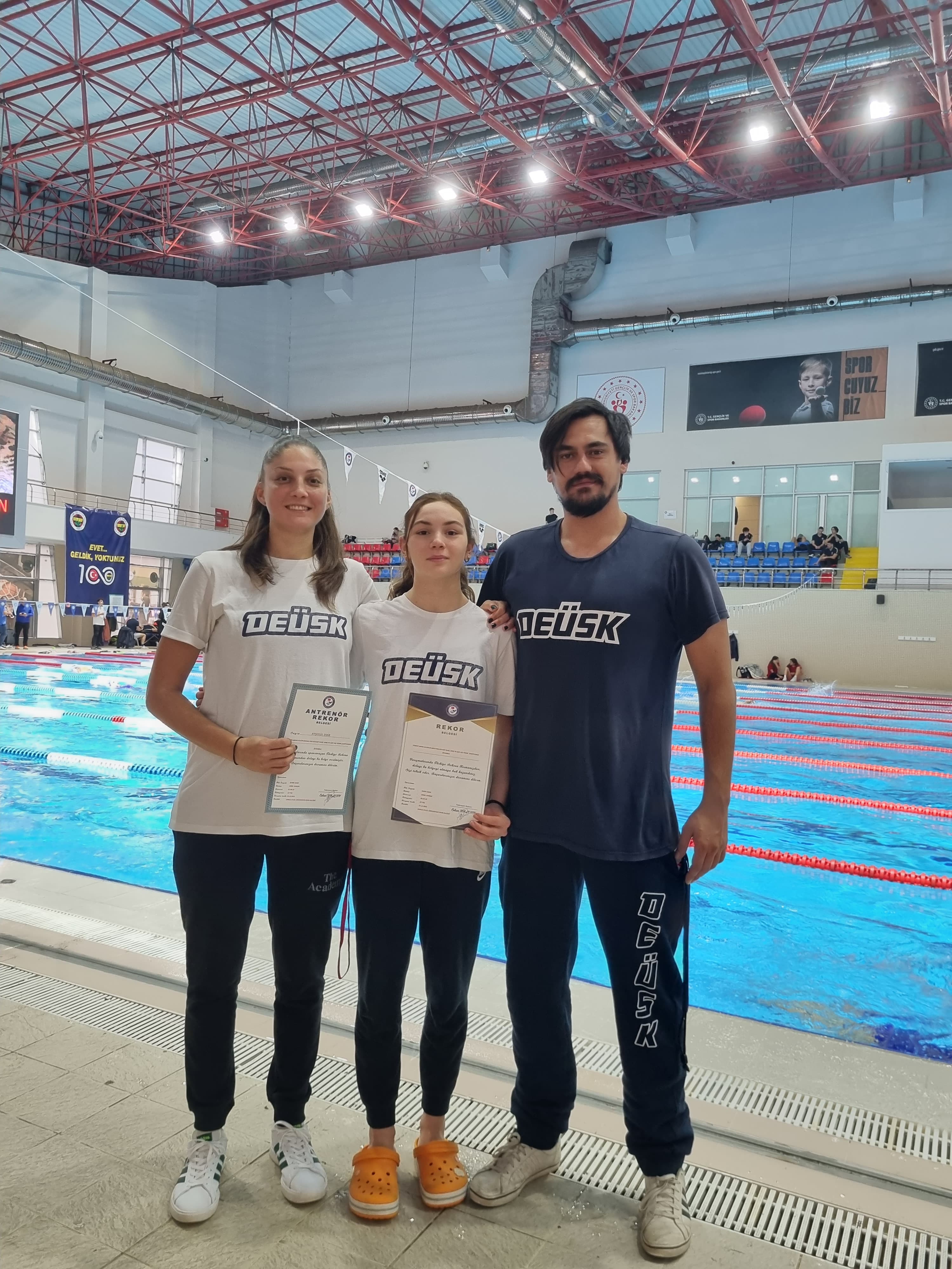 Deü'lü Yüzücüler Havuzdan 1 Rekor, 8 Madalya Çıkardı