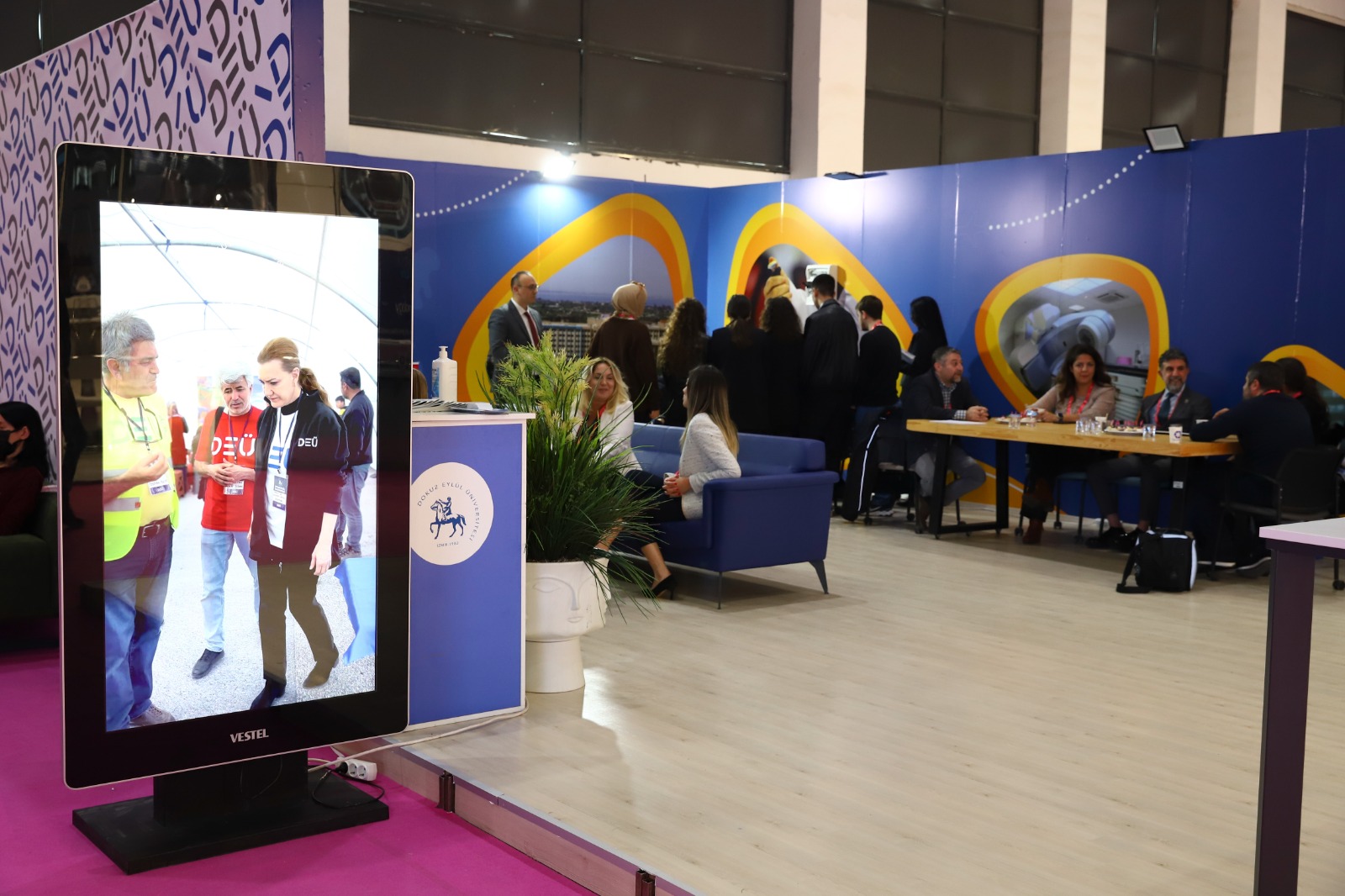 DEÜ’YE SAĞLIK TURİZMİ FUARINDA YOĞUN İLGİ