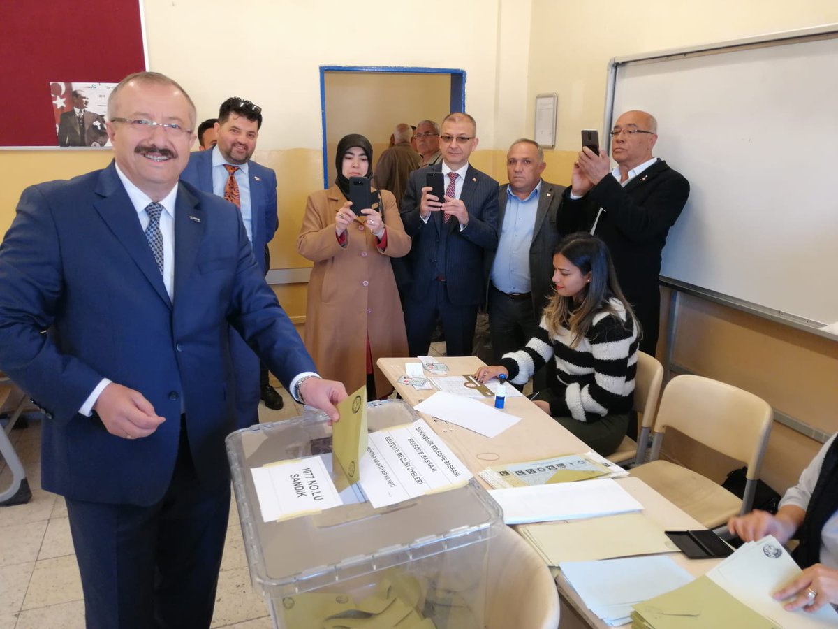 İzmir'de siyasiler oylarını kullandı