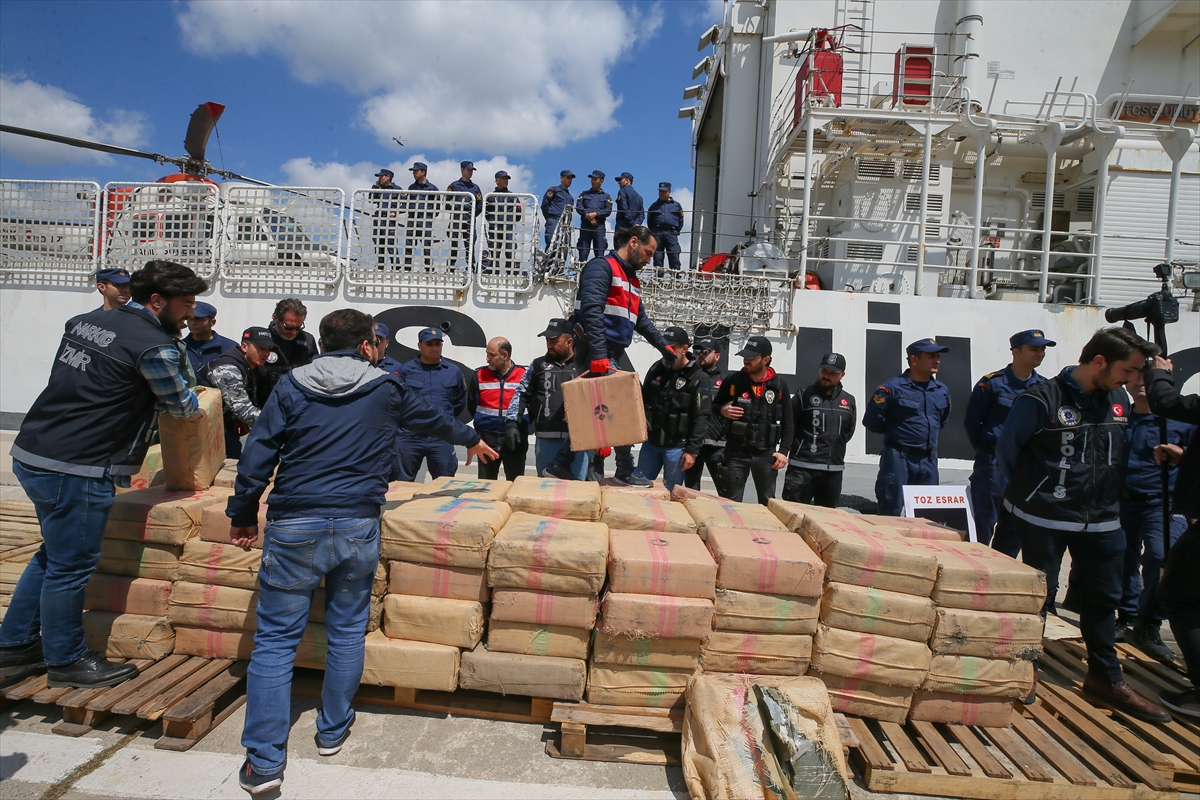 Esrar dolu tekne limana getirildi